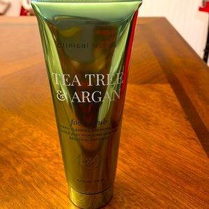 New Clinical Works Tea Tree & Argan foot scrub